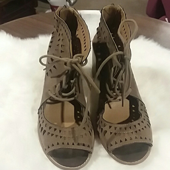 Canyon River Blues Cutout Shooties - Picture 2 of 8